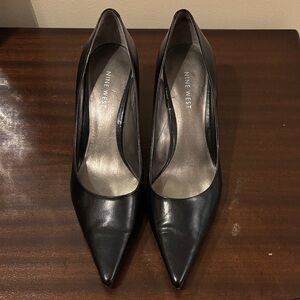 Nine West "Arlene" Black Leather pumps - Size 7M